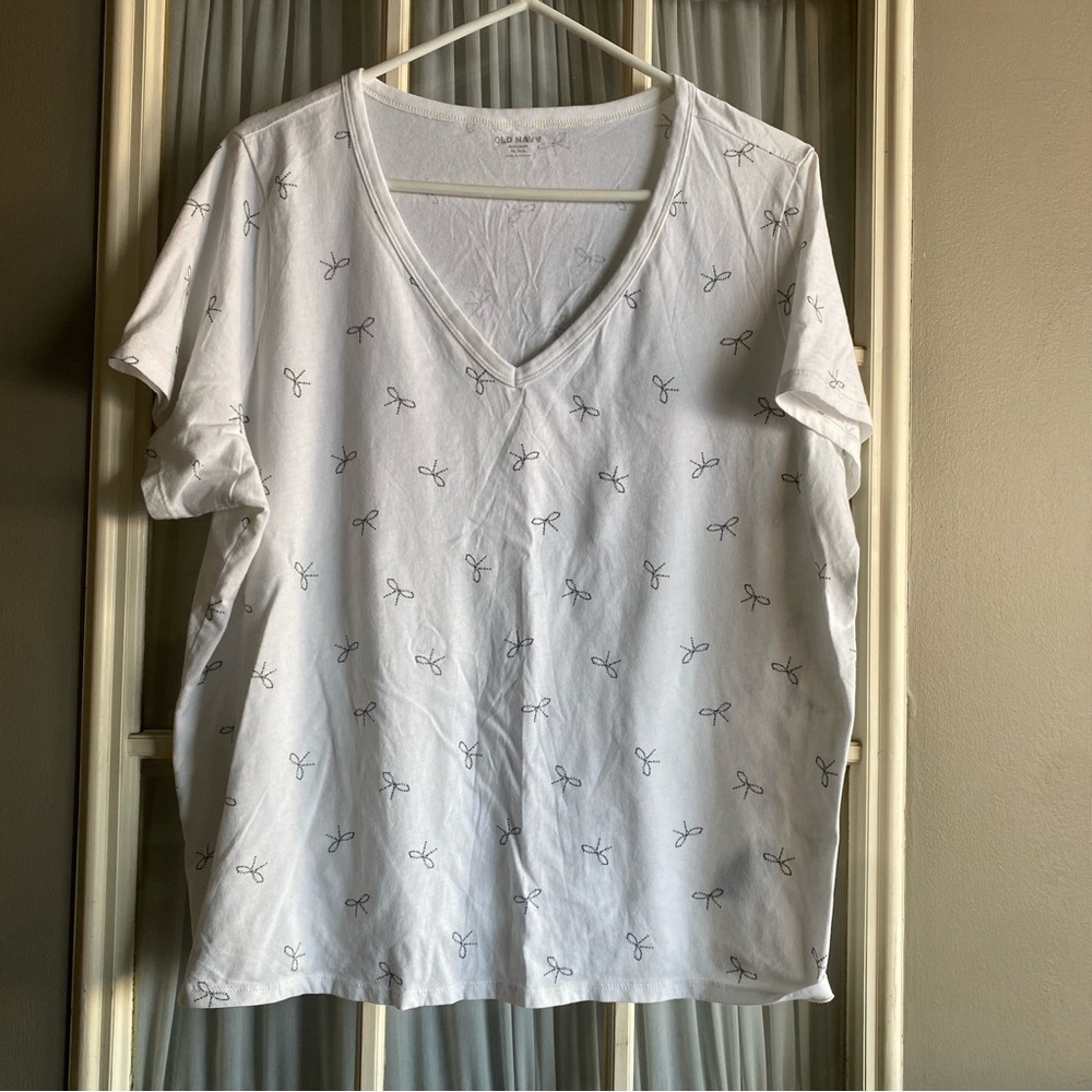 Old Navy White V-Neck Tee with Bow Pattern